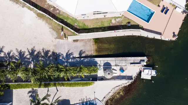 a picture of a table and chairs