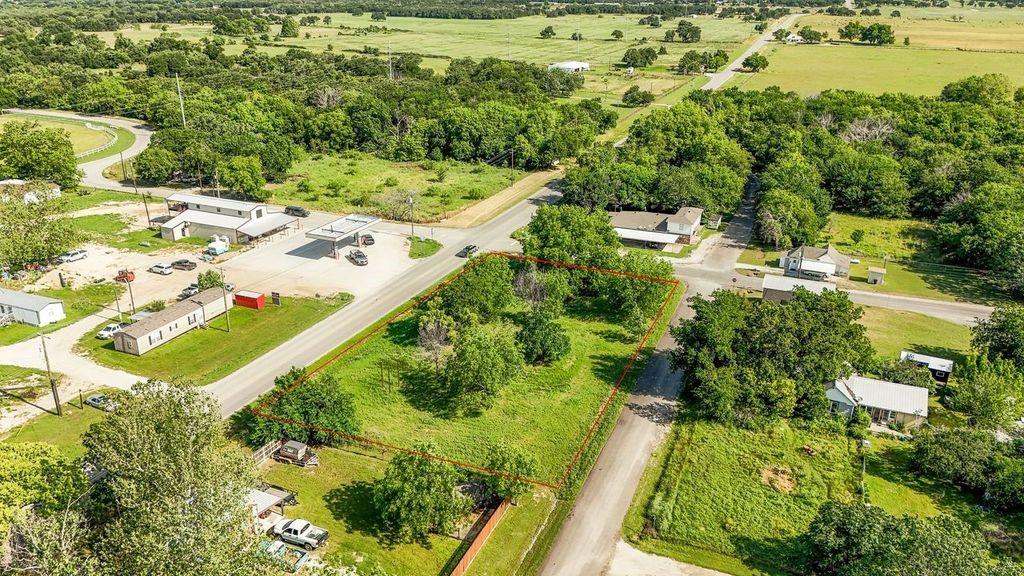 a view of yard with green space