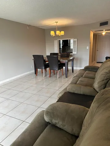 $2,000 | 9355 Southwest 8th Street, Unit 311, Boca Raton, FL 33428