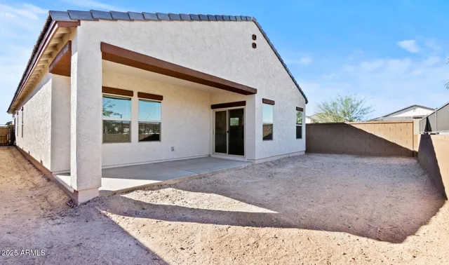a view of a house with backyard