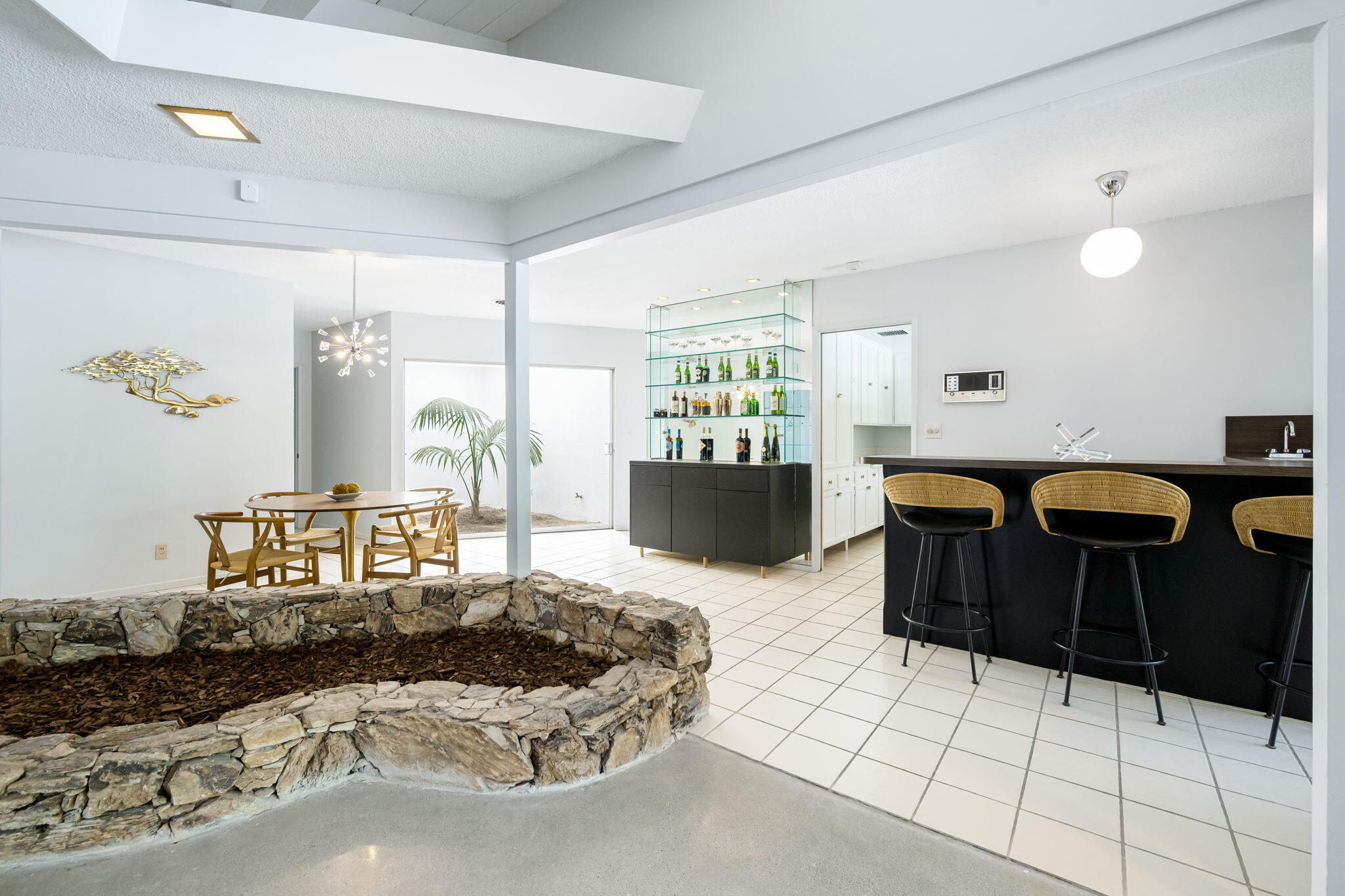 1333 East Deepwell Road Palm Springs, CA 92264 - Photo 23 of 44 a living room with furniture