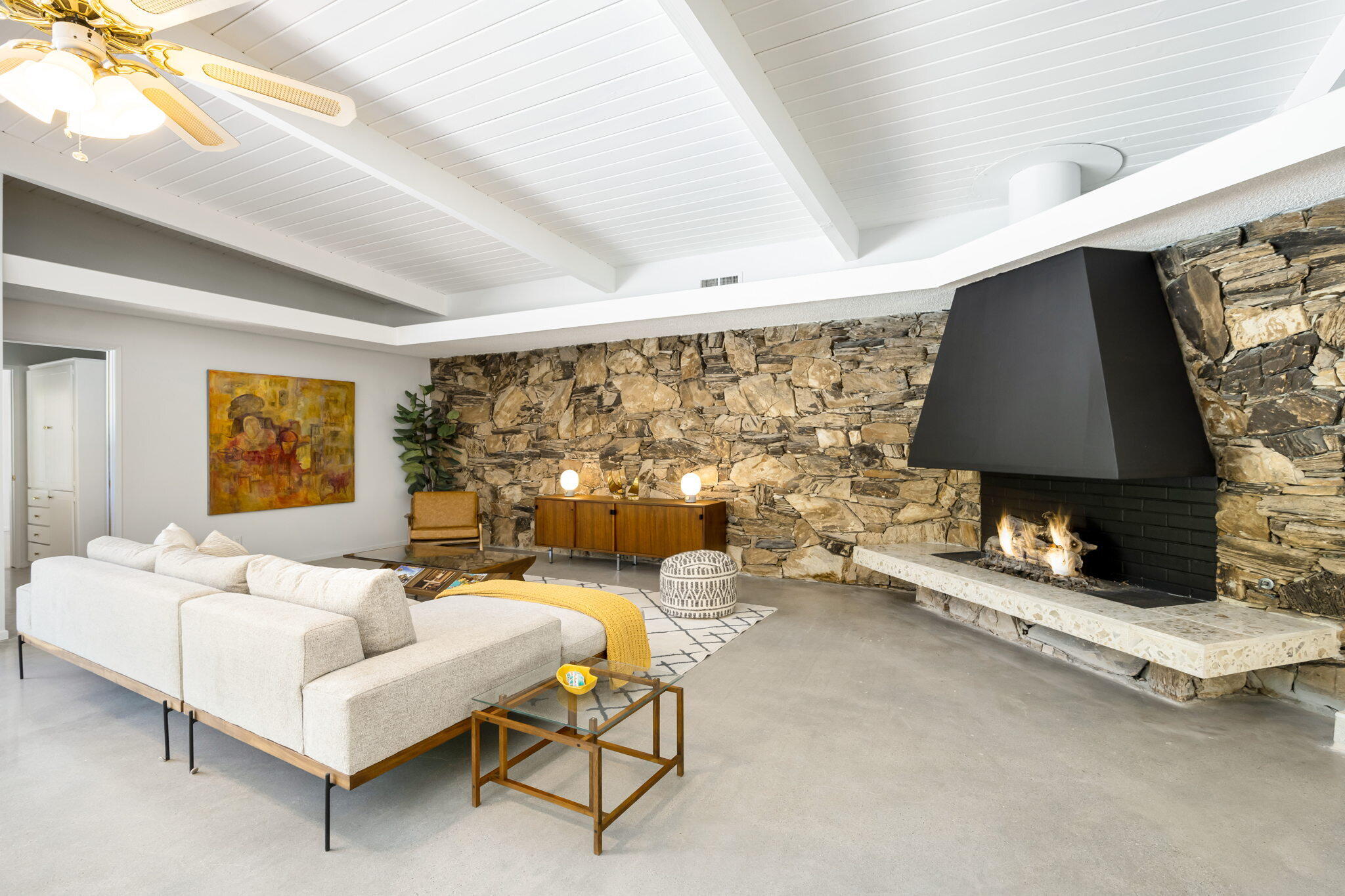 1333 East Deepwell Road Palm Springs, CA 92264 - Photo 5 of 44 a living room with furniture and a lamp