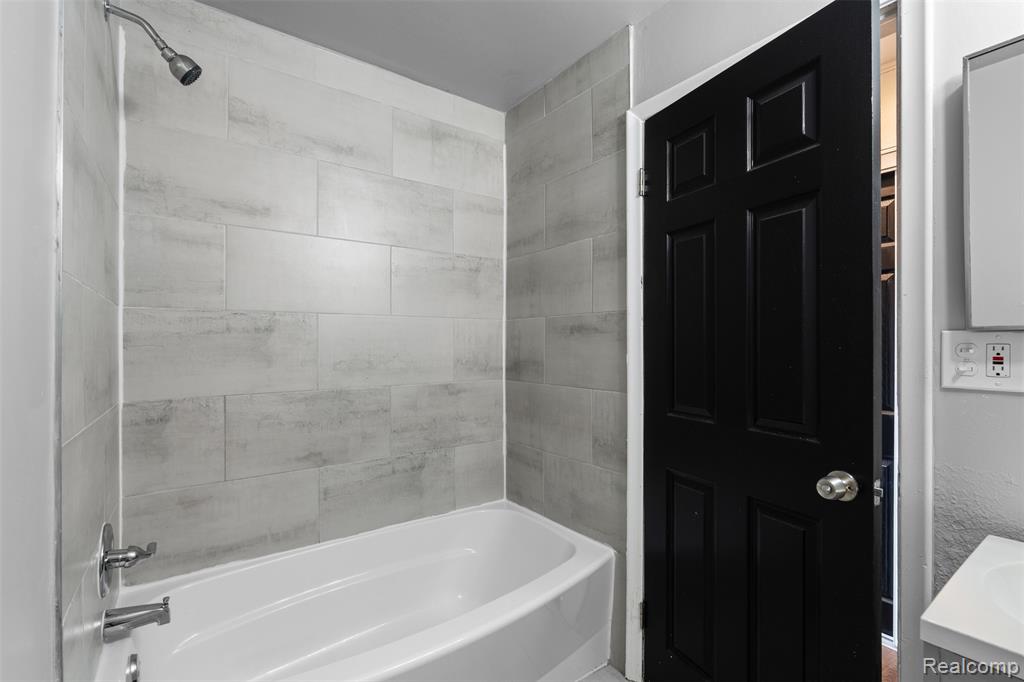 3915-3 Devon Road, Unit 3 Royal Oak, MI 48073 - Photo 12 of 13