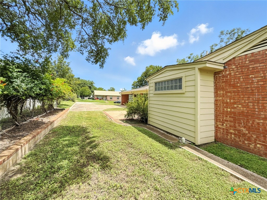 700 Park Street Gatesville, TX 76528 - Photo 7 of 35