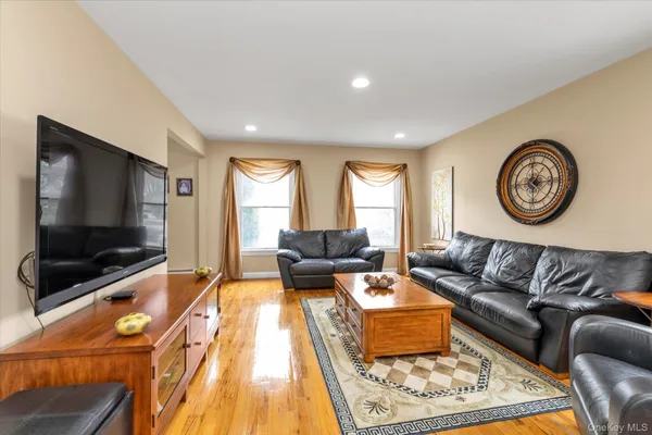 $999,000 | 3249 Woodward Avenue, Wantagh, NY 11793