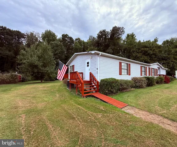 a view of a house with backyard and garden