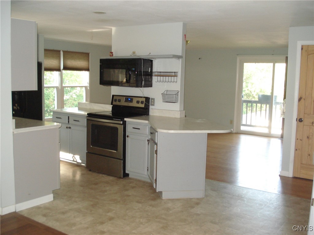3993 Oran Delphi Road Manlius, NY 13104 - Photo 6 of 22 kitchen w/ breakfast bar 4x3