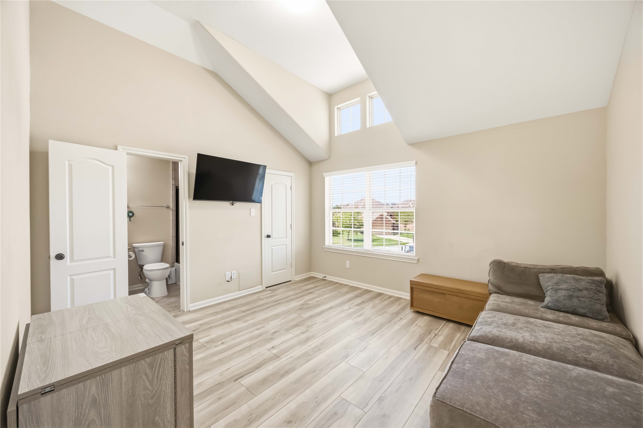 17206 Upper Ridge Lane Humble, TX 77346 - Photo 16 of 33 Guest Bedroom 1 –Spacious bedroom (13'6" x 12'8"), high ceilings, abundant natural light, direct access to bathroom.
