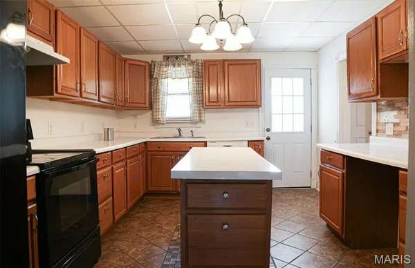 $220,000 | 413 East Sainte Marie Street, Perryville, MO 63775