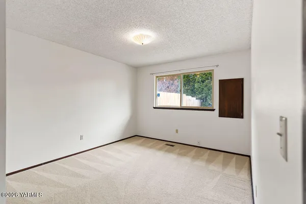 $235,000 | 4611 West Glenmore Circle, Unit D, Yakima, WA 98908