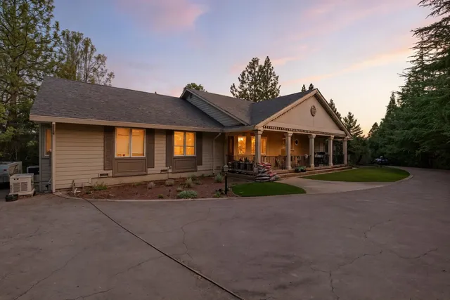 a view of a house with a yard