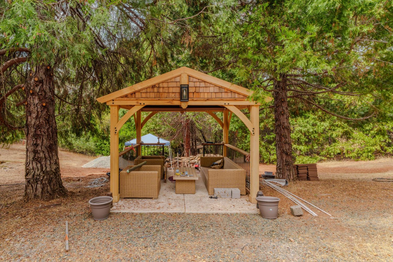 19491 East Clinton Road Jackson, CA 95642 - Photo 71 of 72 a view of a chairs and table in the patio