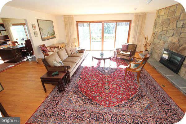 1017 Bellview Road McLean, VA 22102 - Photo 10 of 30 Living Room