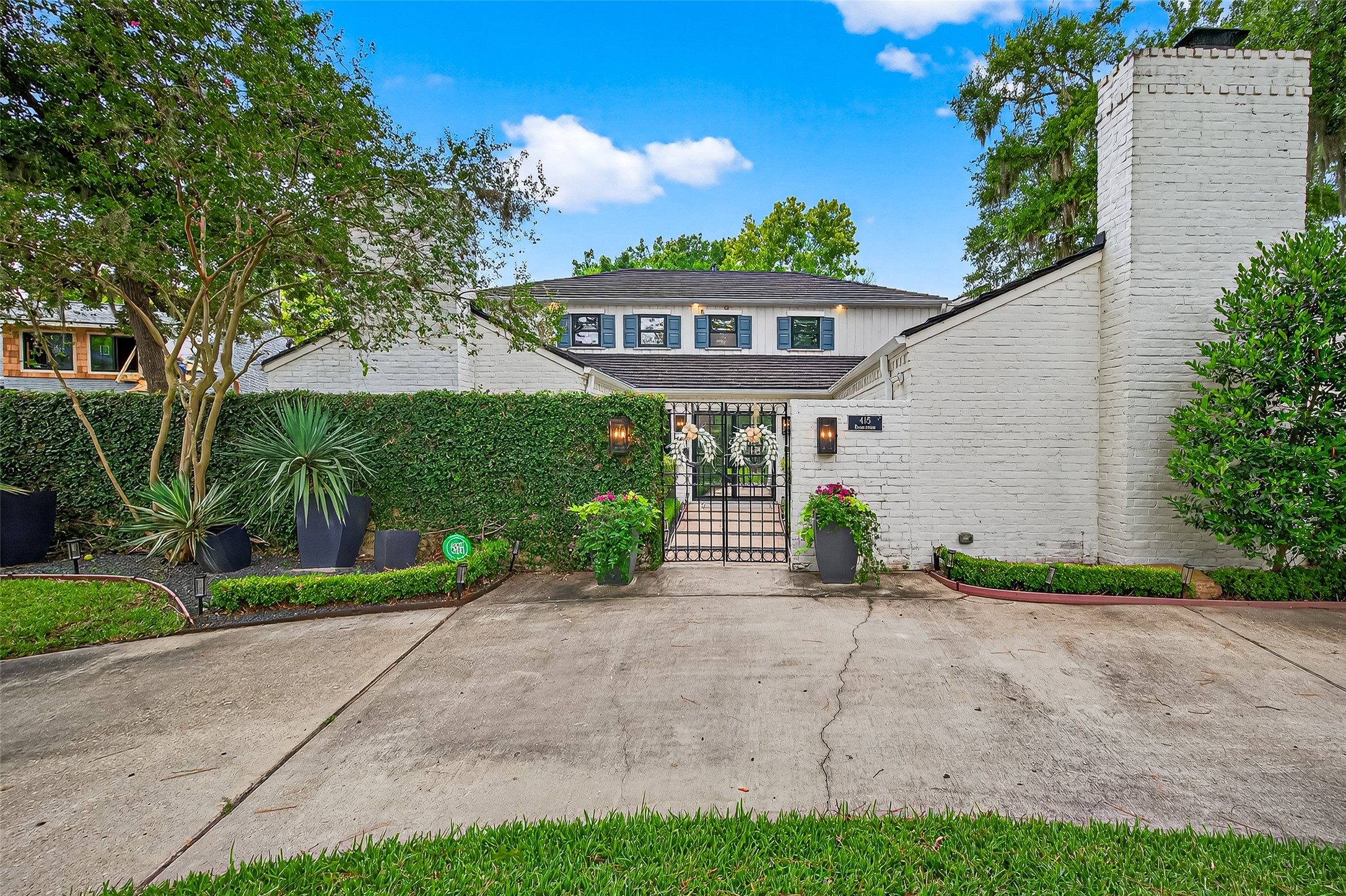 415 Ramblewood Road Houston, TX 77079 - Photo 44 of 49 Circular driveway