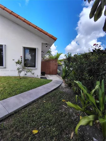 a view of a house with backyard and garden