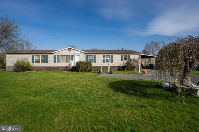 a view of a front of house with a yard