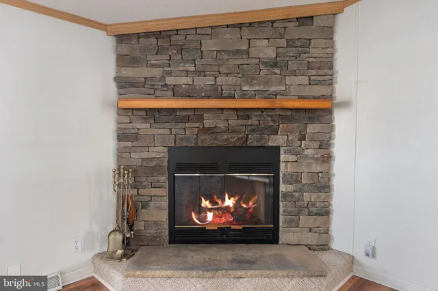 a view of entryway with window