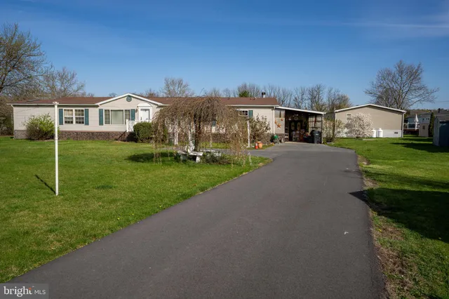 a view of a house with backyard and porch
