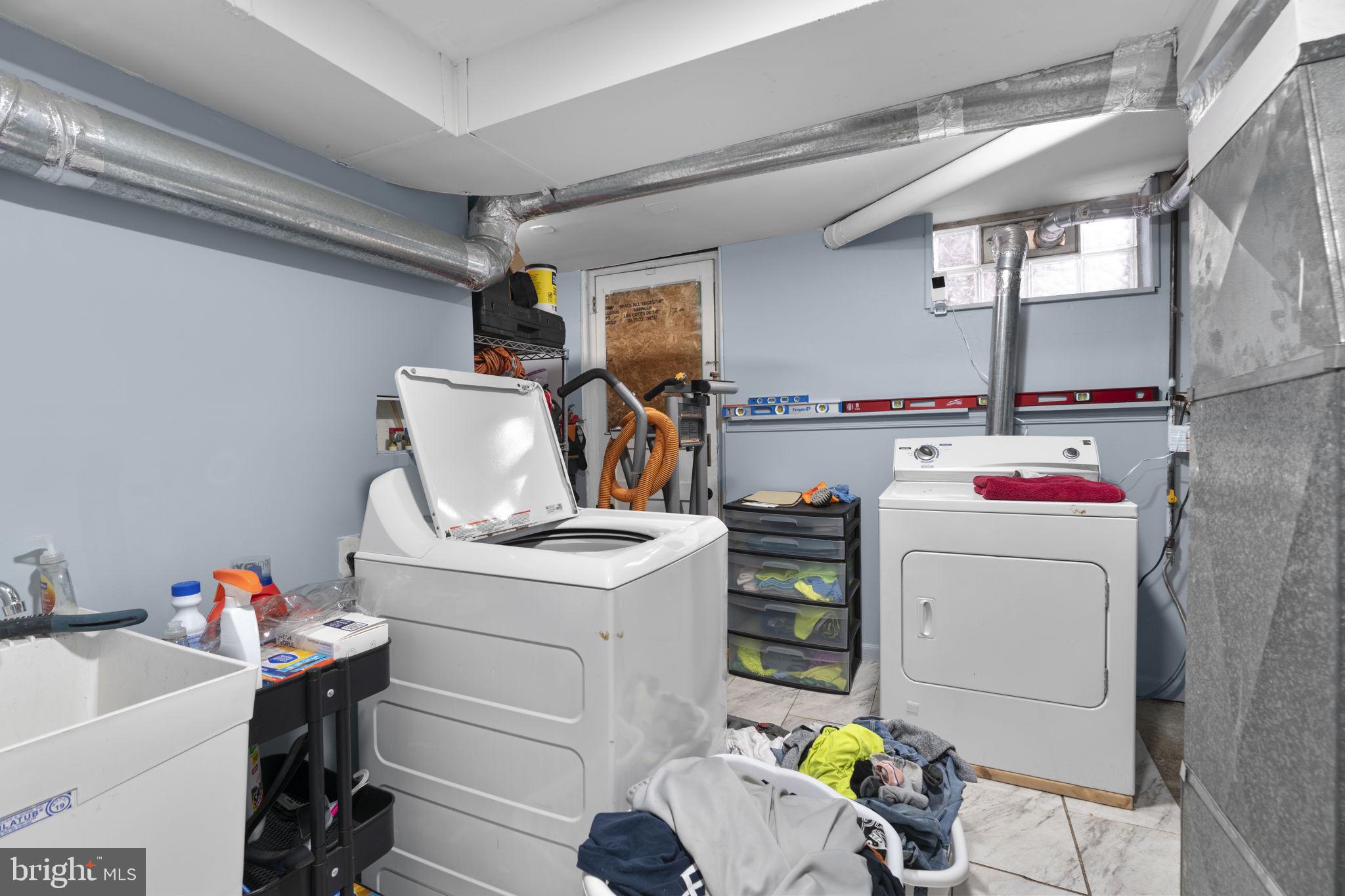 514 Umbra Street Baltimore, MD 21224 - Photo 29 of 37 a utility room with dryer and washer