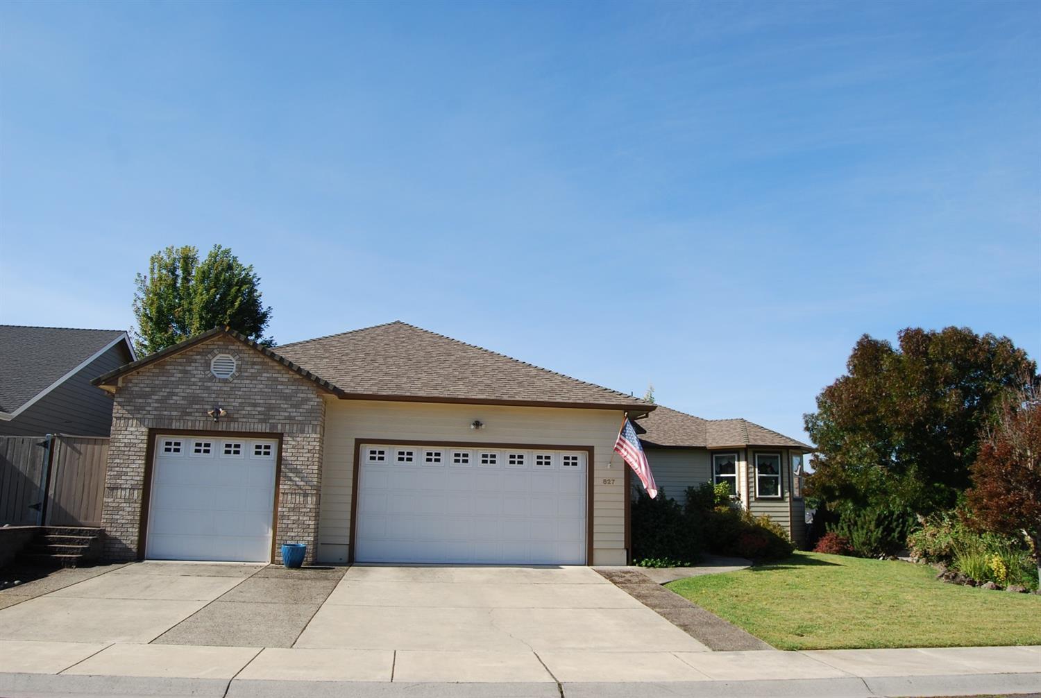 827 Ridgeway Avenue Central Point, OR 97502 - Photo 2 of 34 a front view of a house with a garage