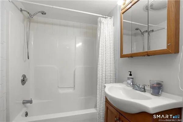 $1,800 | 102 Wooster Street, Unit B, Shelton, CT 06484