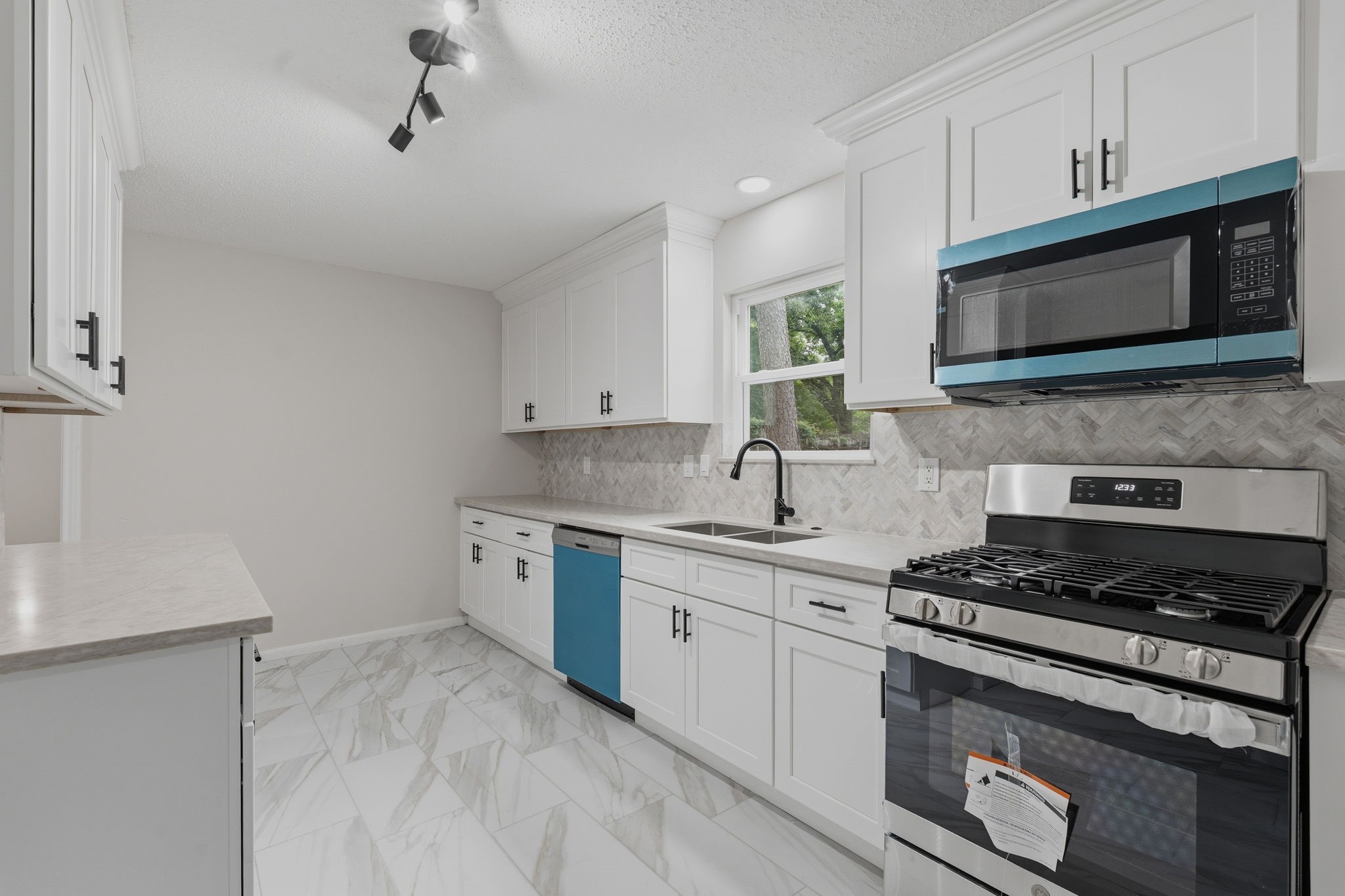 8122 Oak Moss Drive Spring, TX 77379 - Photo 13 of 36 Kitchen