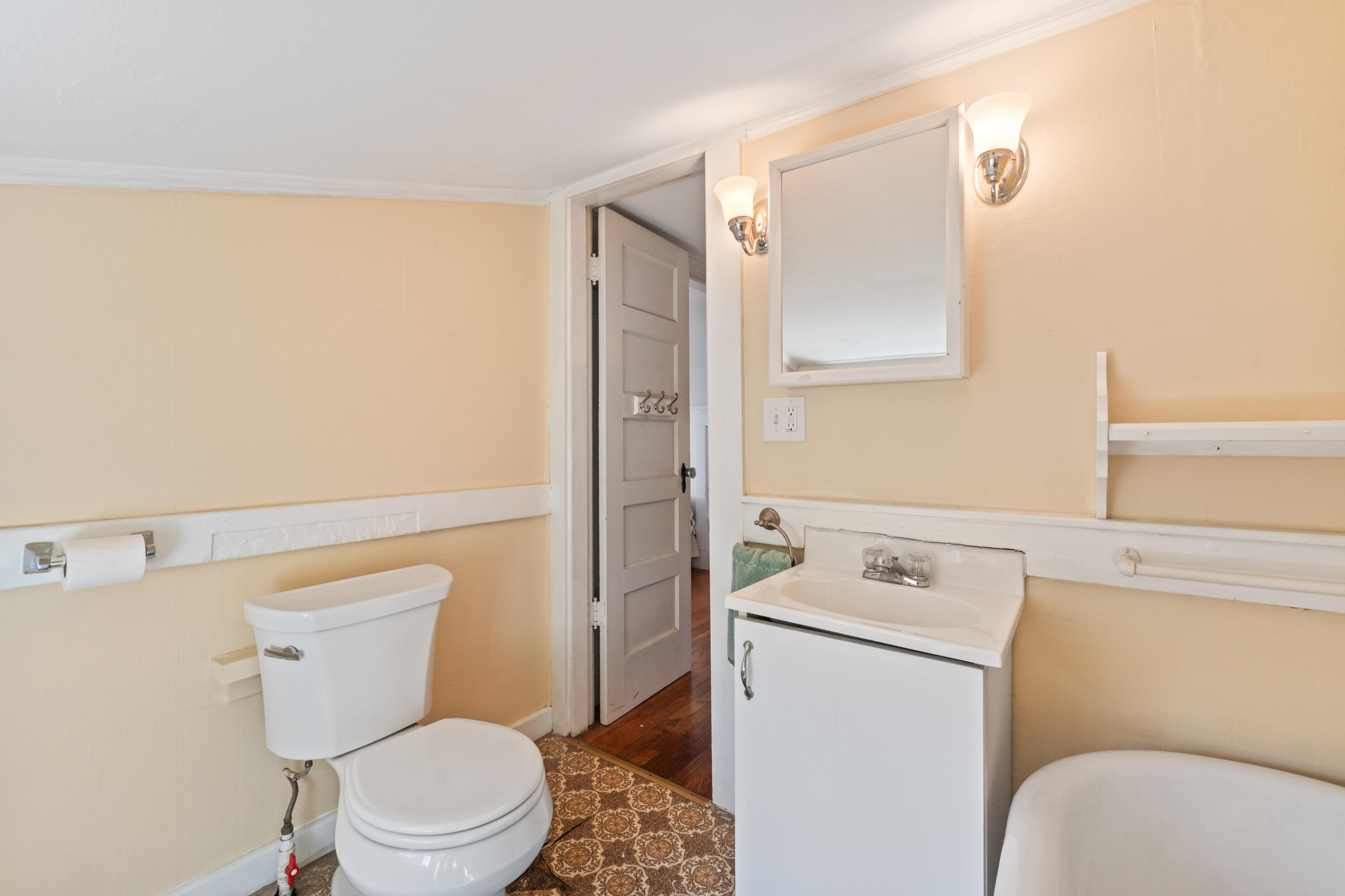 18 Governor Hill Road Eliot, ME 03903 - Photo 23 of 37 2nd Floor Bath