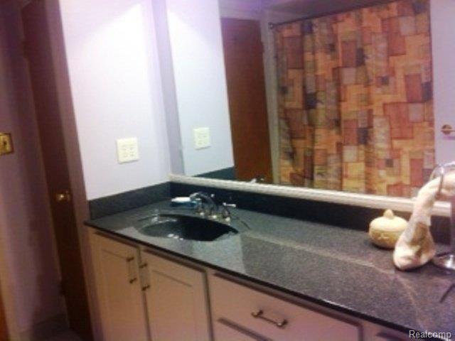 743 Ballantyne Road Grosse Pointe, MI 48236 - Photo 17 of 23 Hall bath