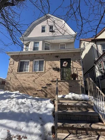a view of a house with backyard