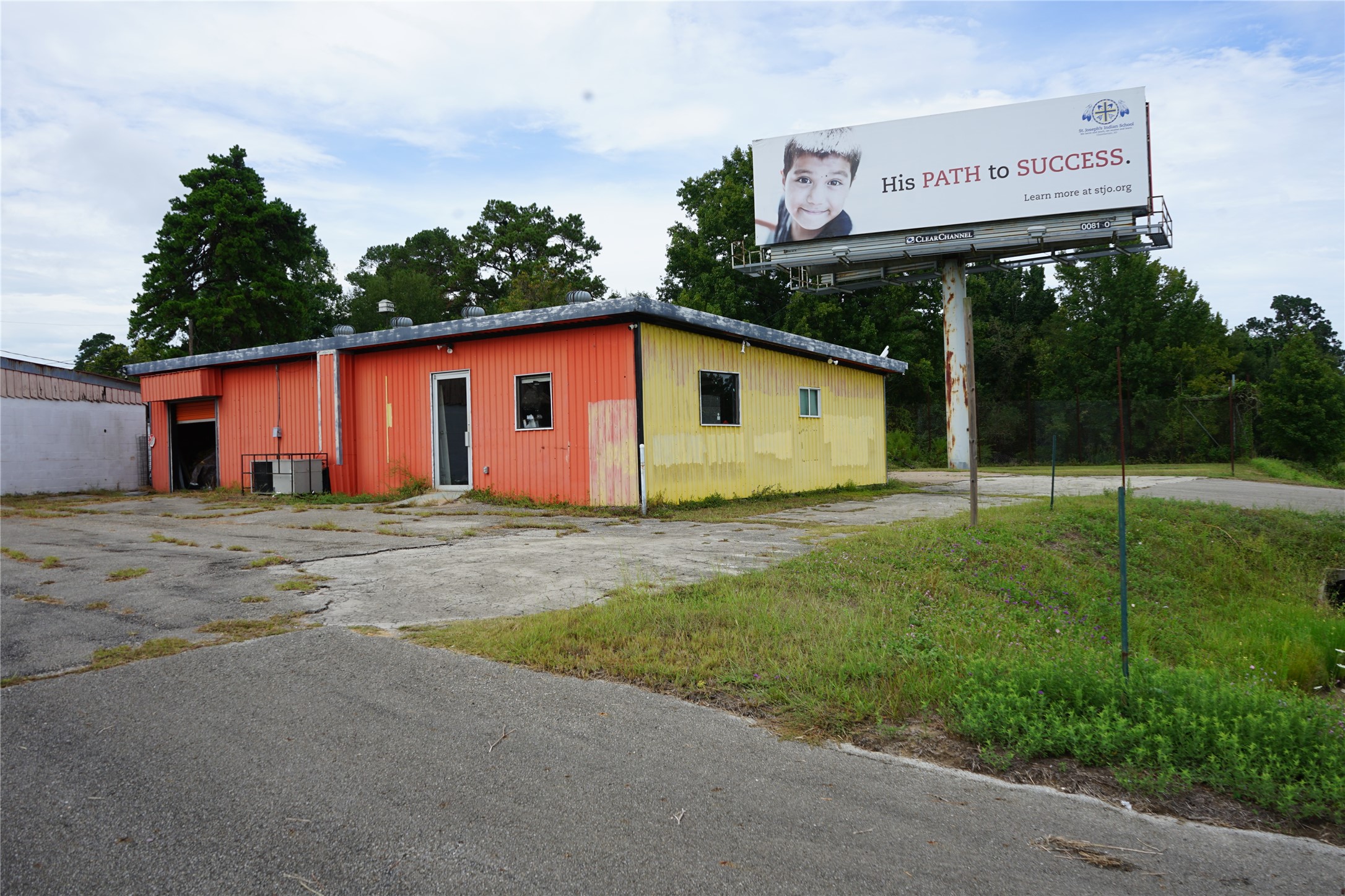 a view of a house with backyard