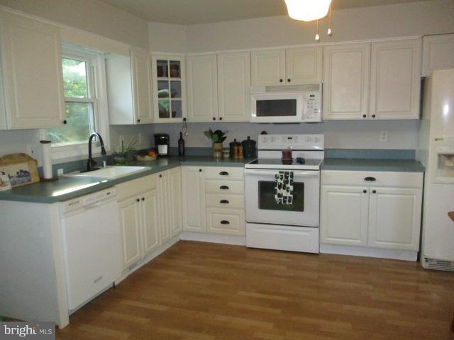 14102 Baldwin Mill Road Baldwin, MD 21013 - Photo 10 of 21 Kitchen walk out to rear deck