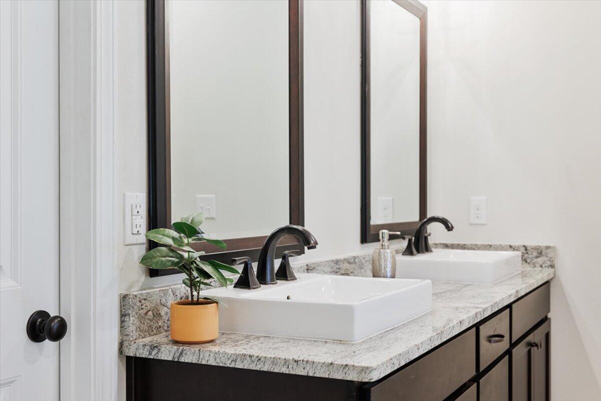 6206 Timberland Ridge Drive Crestview, FL 32539 - Photo 14 of 34 a bathroom with a granite countertop sink and a mirror