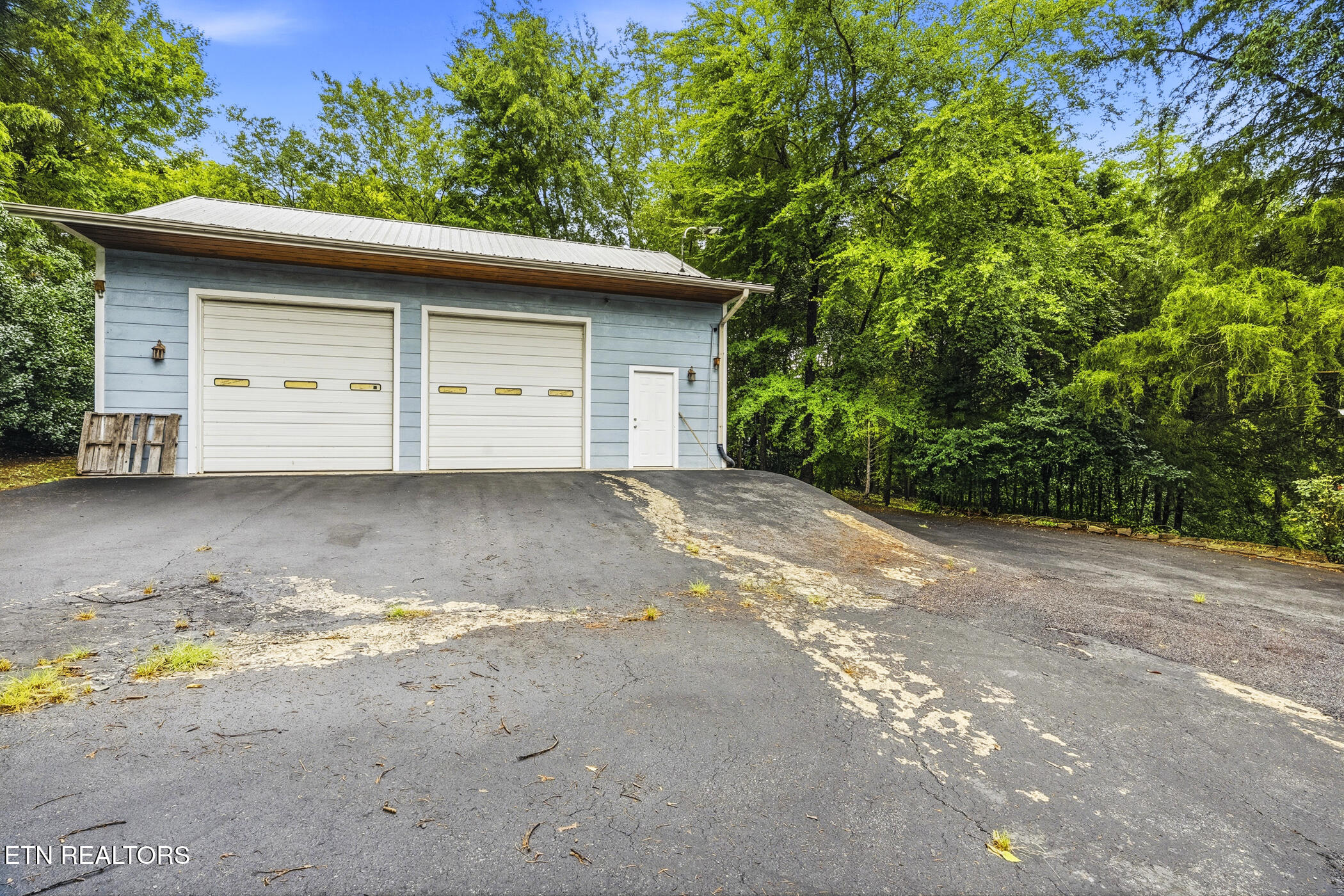 735 Pollard Road Kodak, TN 37764 - Photo 30 of 53 3 car garage