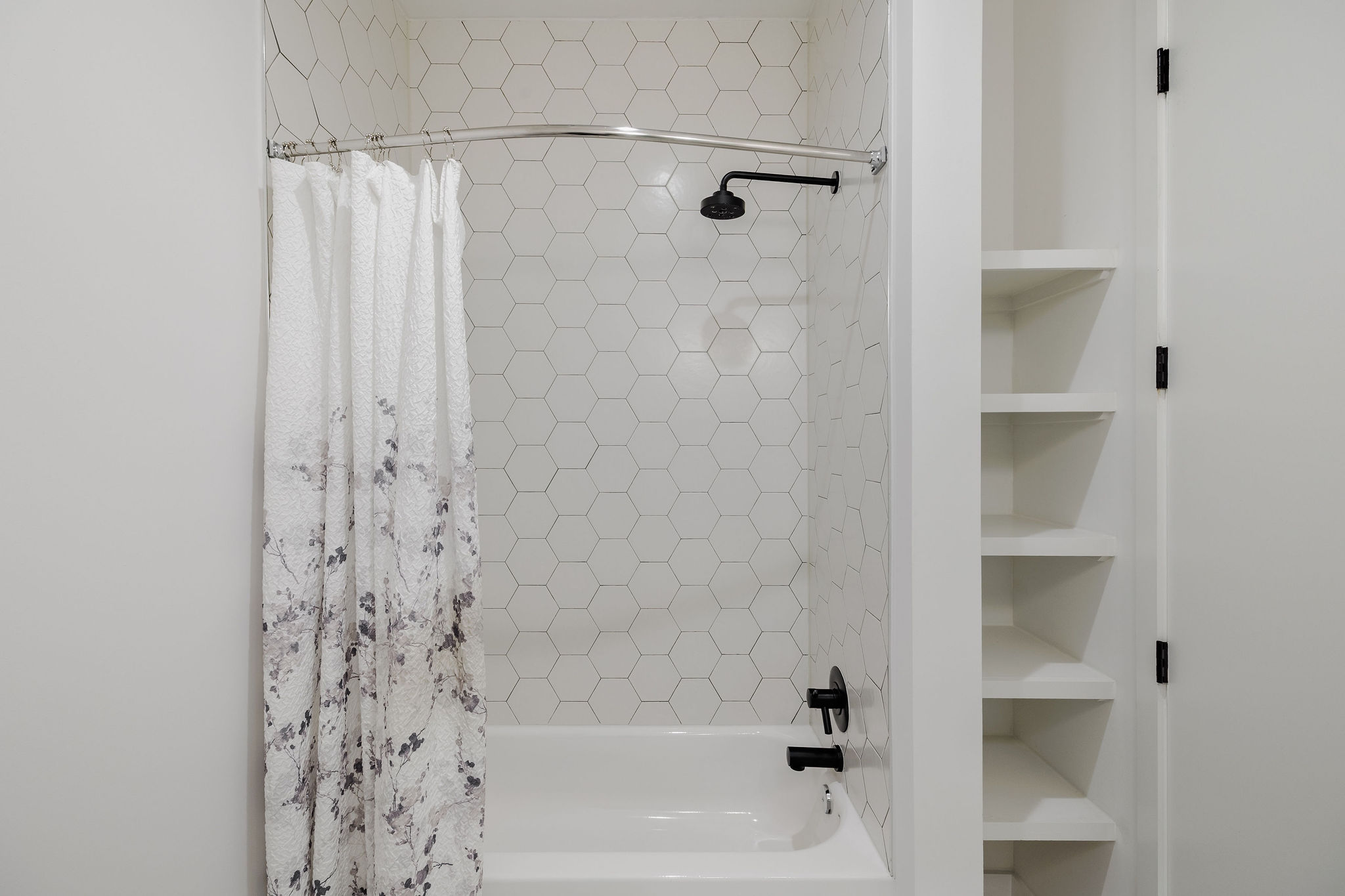 800 Embassy Drive, Unit 408 Austin, TX 78702 - Photo 25 of 30 Bathroom with shower / bath combo with shower curtain