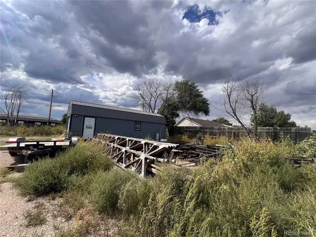 a view of a backyard