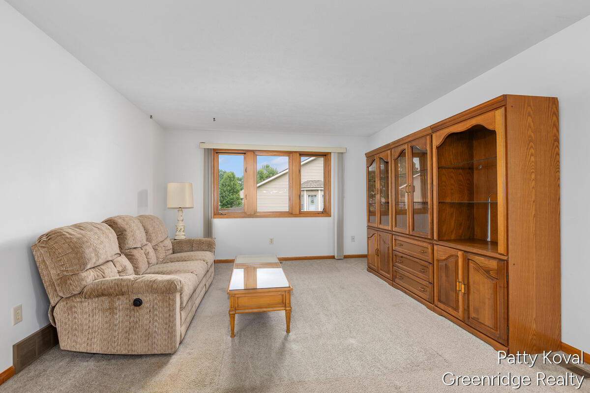 447 Falcon Drive Wayland, MI 49348 - Photo 8 of 30 Living Area