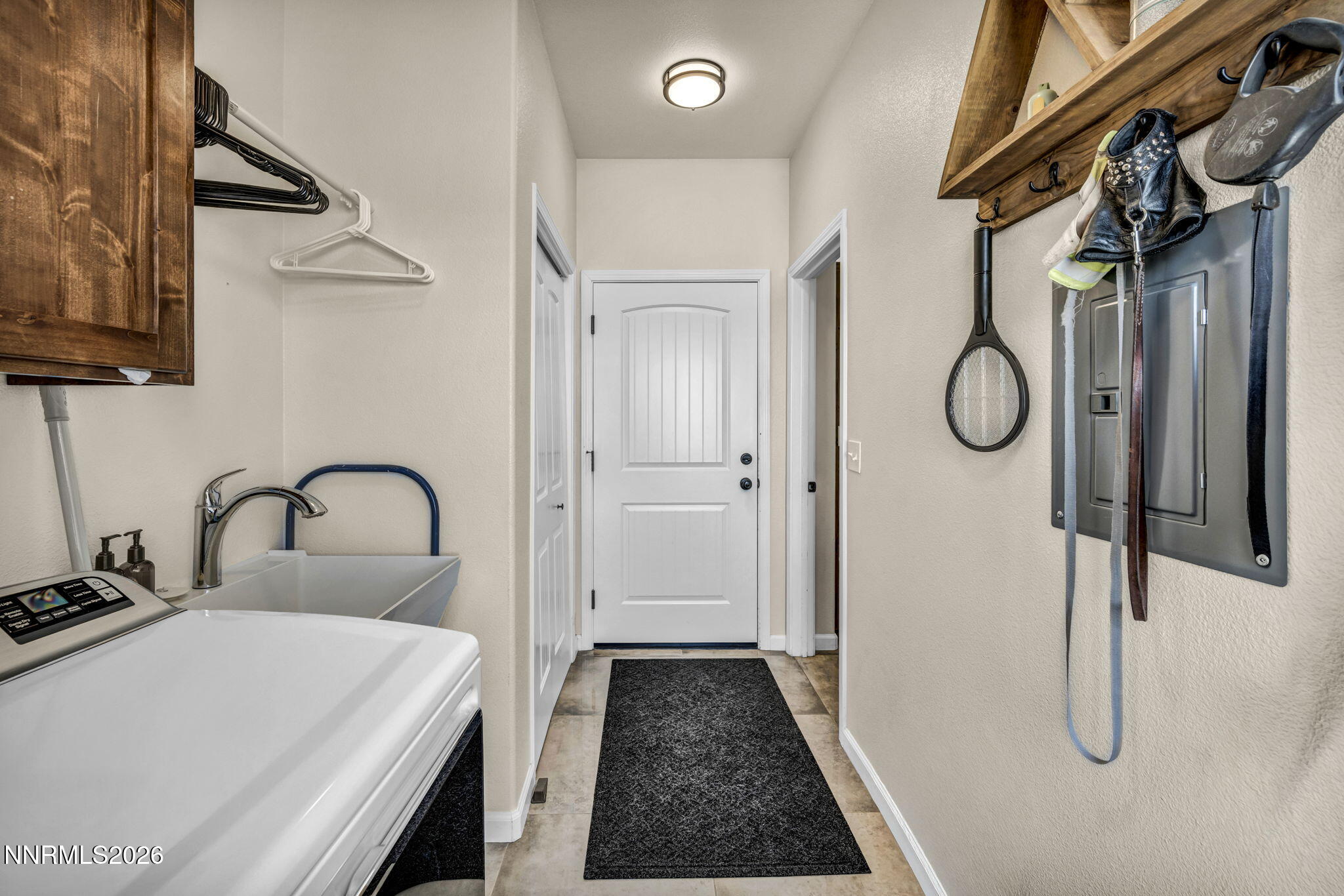 1286 Sky Ridge Drive Fallon, NV 89406 - Photo 42 of 49 a bathroom with a tub sink and mirror