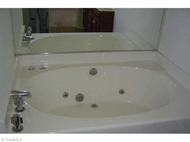 311 Gaither Road Winston-Salem, NC 27101 - Photo 6 of 9 Master Tub