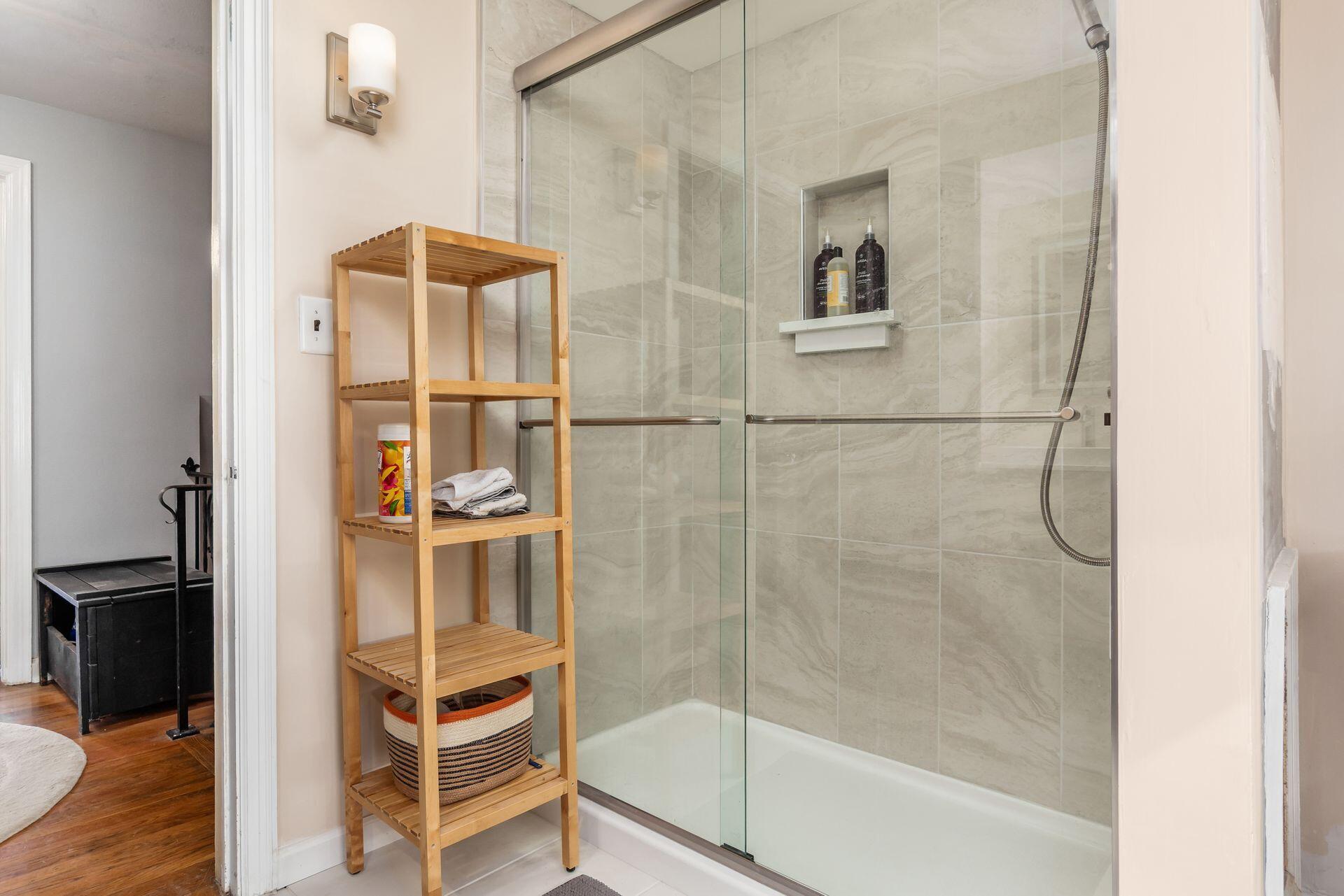 1535 Doone Road Columbus, OH 43221 - Photo 23 of 45 Hall Bathroom