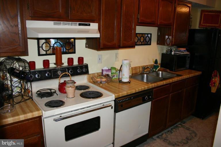 600 Heather Ridge Drive, Unit 11J Frederick, MD 21702 - Photo 6 of 13 Kitchen #3