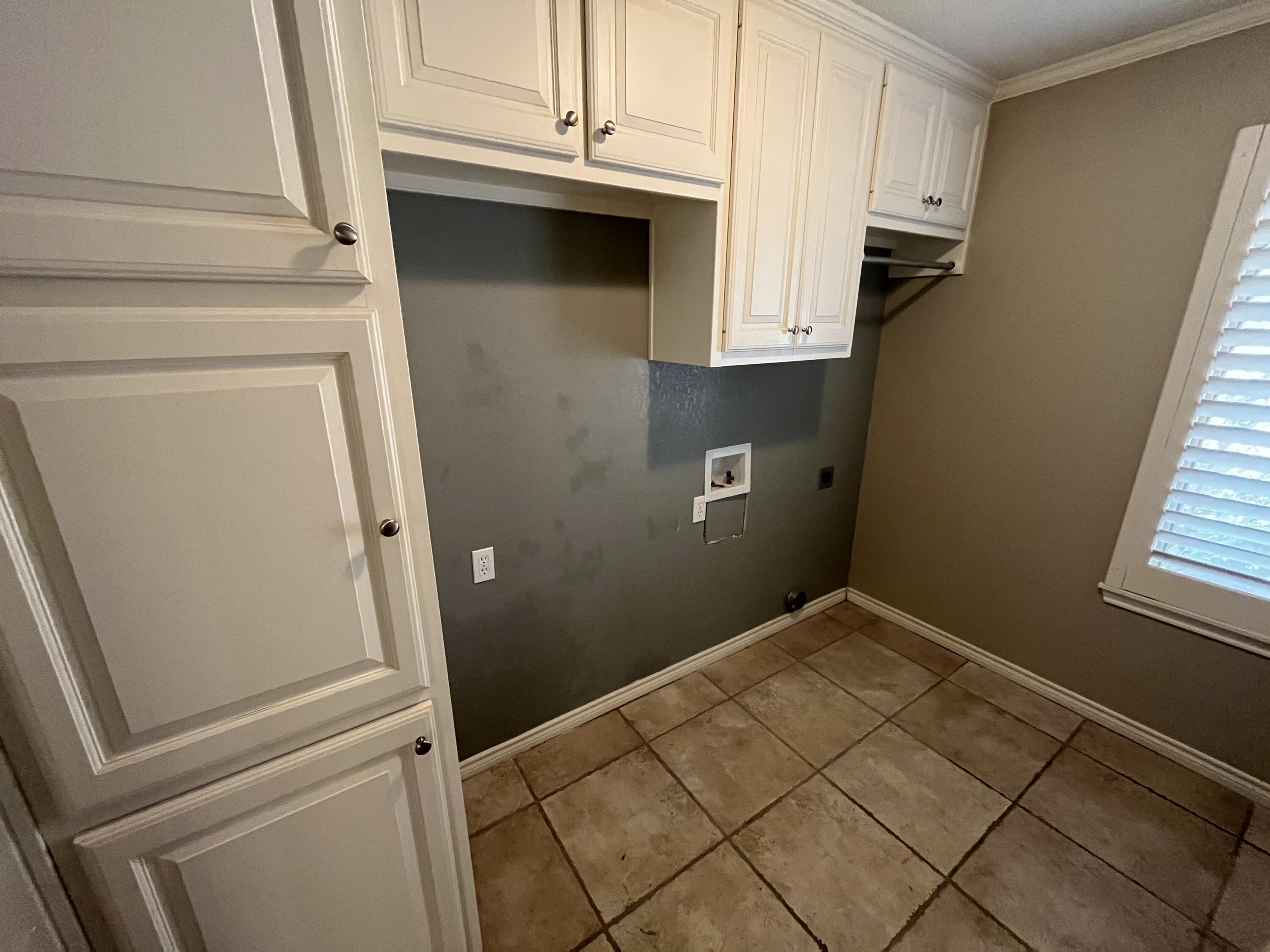 10602 Wayne Avenue Lubbock, TX 79424 - Photo 14 of 17 a view of a garage