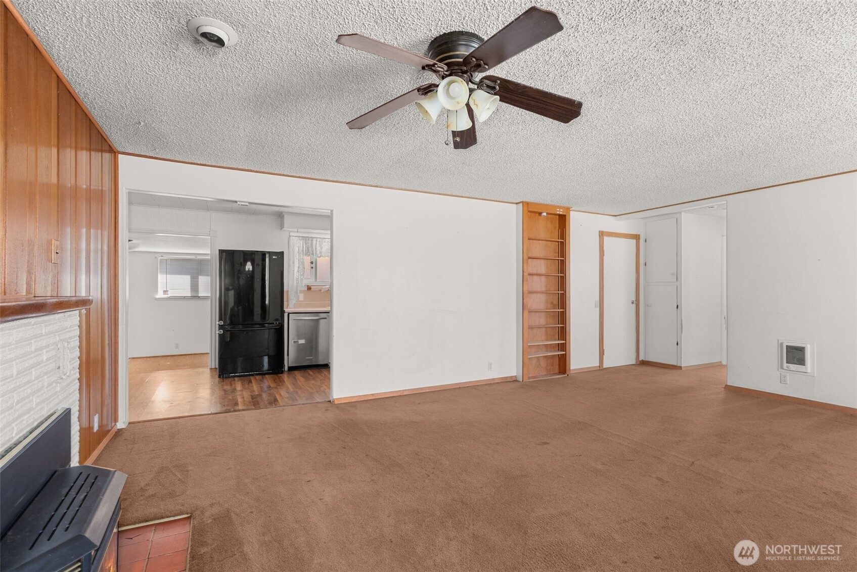 402 North 10th Street Elma, WA 98541 - Photo 8 of 35 a view of a livingroom with a ceiling fan and a window