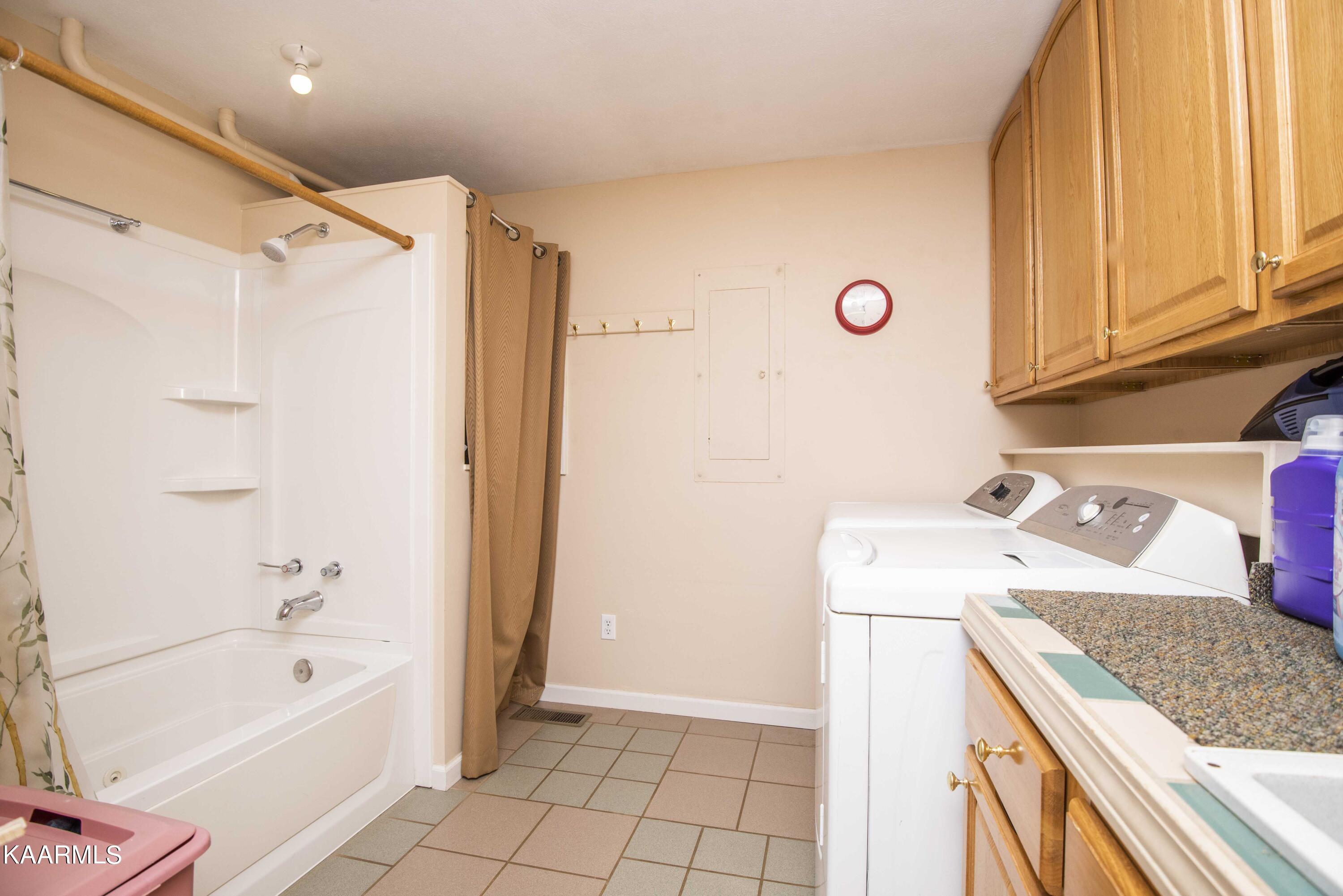 2943 Sugar Grove Valley Road Harriman, TN 37748 - Photo 34 of 56 second bath laundry_1