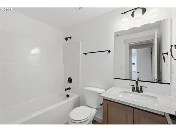 $349,990 | 2213 West 10th Avenue, Junction City, OR 97448