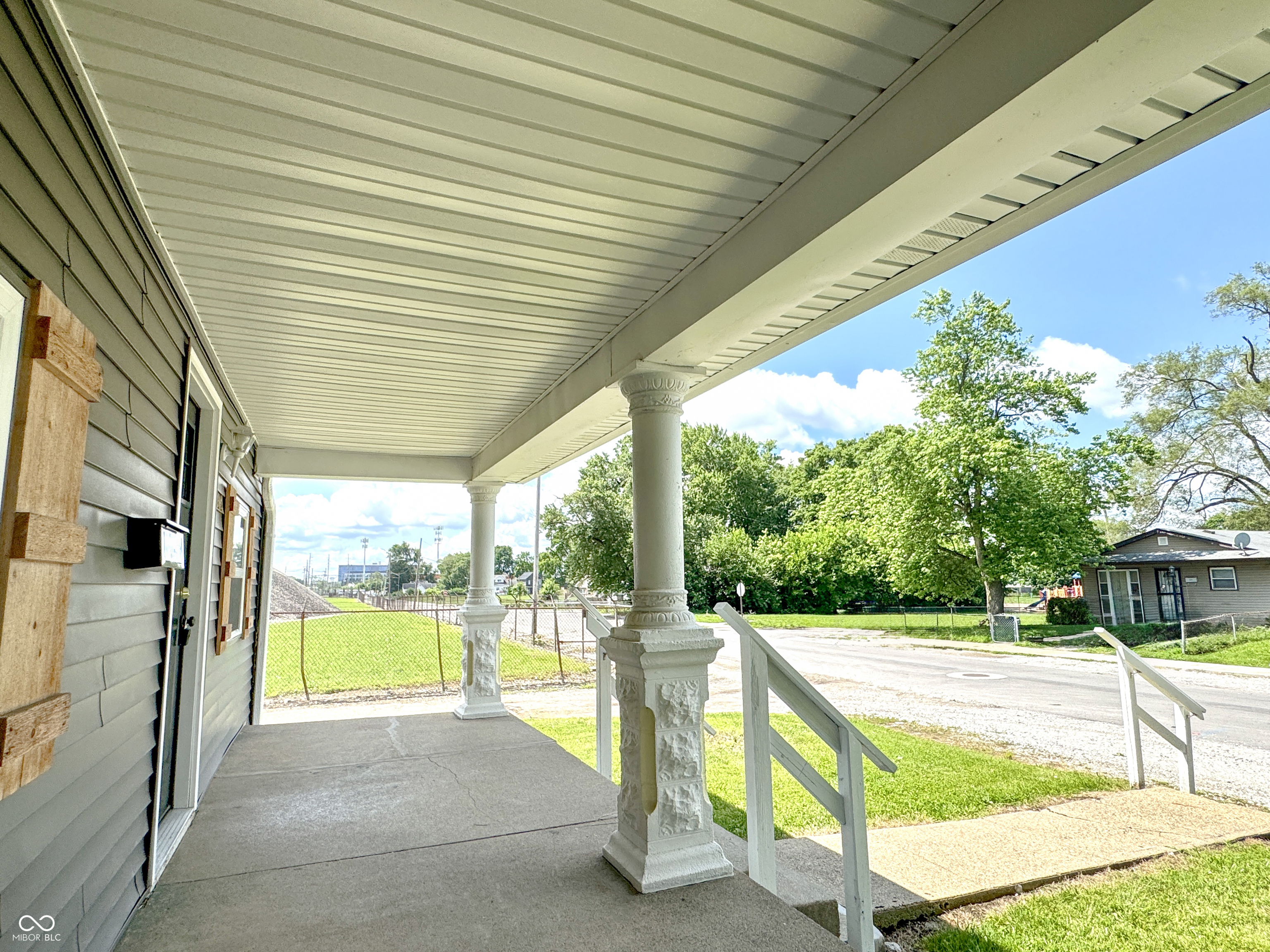 2009 Gent Avenue Indianapolis, IN 46202 - Photo 6 of 35