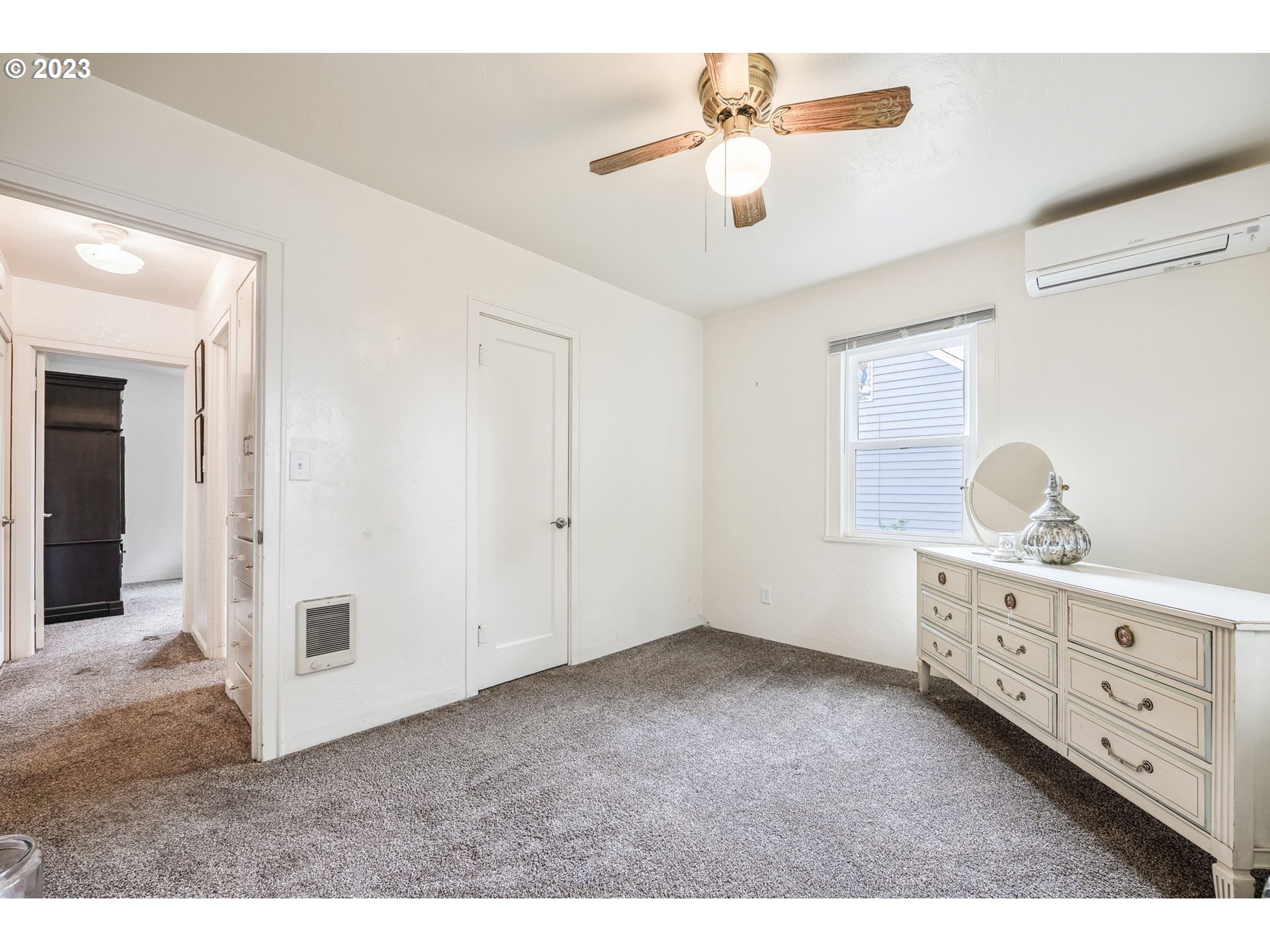 1335 B Street Springfield, OR 97477 - Photo 23 of 40 a view of an empty room with a window
