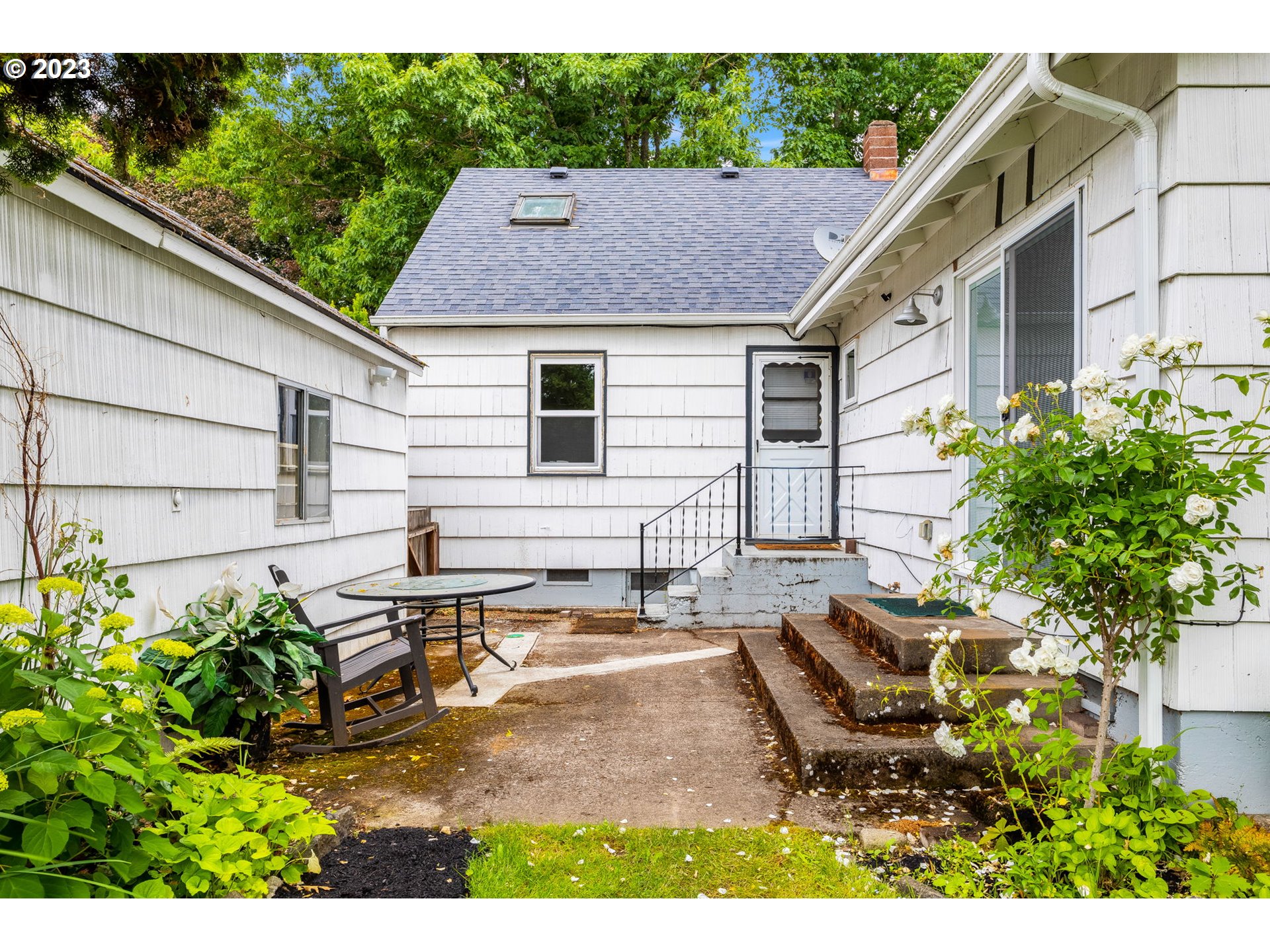 1335 B Street Springfield, OR 97477 - Photo 39 of 40 a backyard of a house with table and chairs