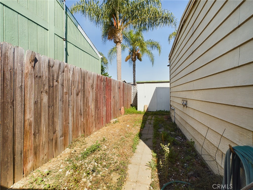 16600 Orange Avenue, Unit 55 Paramount, CA 90723 - Photo 14 of 18 a backyard of a house