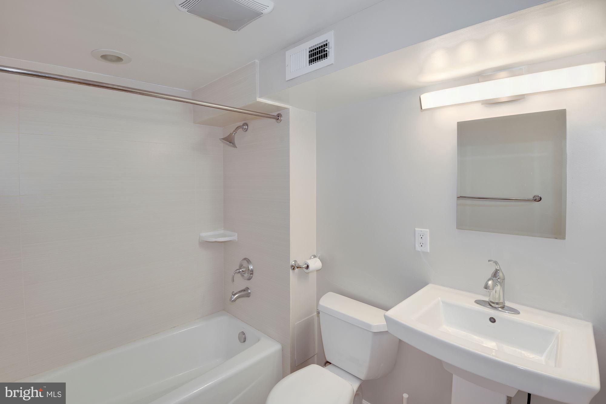 2721 Ontario Road Northwest, Unit B Washington, DC 20009 - Photo 20 of 21 Bathrooom