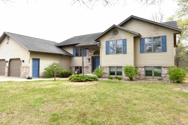 $379,500 | 1609 Burch Cir Drive, Necedah, WI 54646